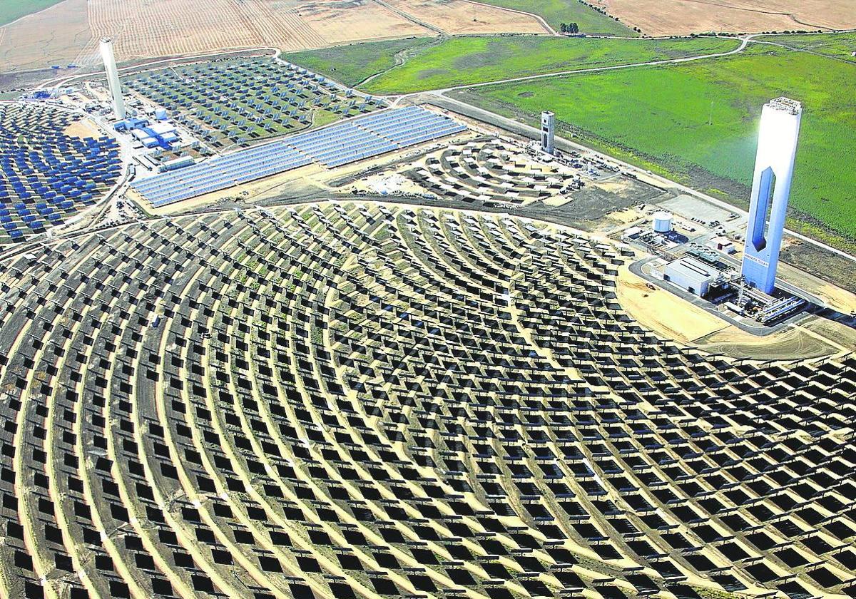 Vista aérea de una planta solar en Sevilla.