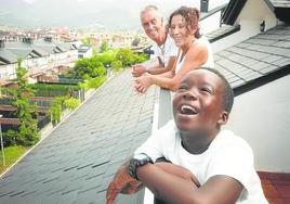 Isaac, Ricardo y Conchi, en la terraza de su casa en Durango.