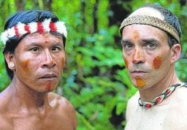 Iru posa con un indígena ataviado con sus abalorios y pinturas