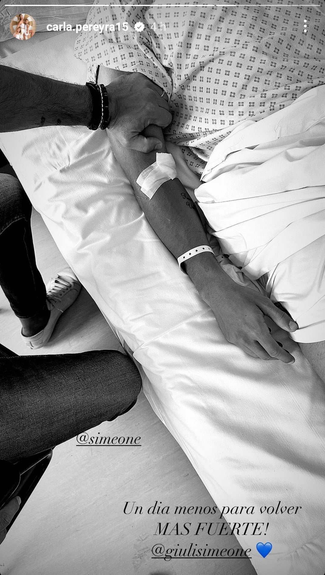 El Cholom Simeone agarra el brazo de su hijo en la cama del hospital.