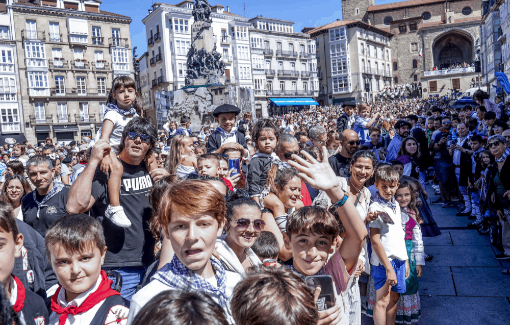 Iratxe Calvo y Amets Busto saludan a la plaza.