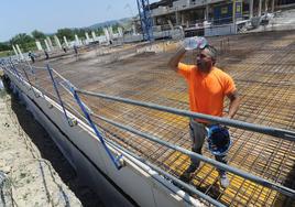 Imagen de archivo de un trabajador refrescándose.