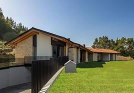 El impresionante chalet de una familia numerosa en Urdaibai entre clásico y moderno.