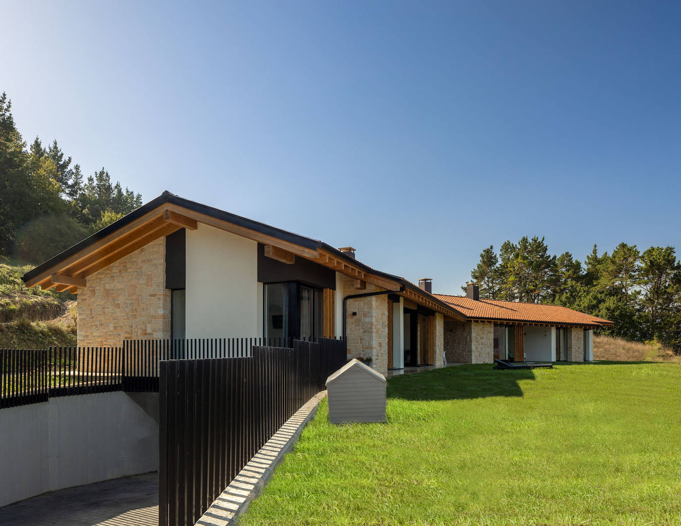 El magnífico chalet de una familia numerosa en Urdaibai entre clásico y moderno