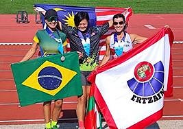 Itziar Sáez en el podium de los 100 metros lisos.