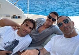 Jon Kortajarena, Álex González y el productor Mohammed Al Turki, vacaciones juntos en alta mar.