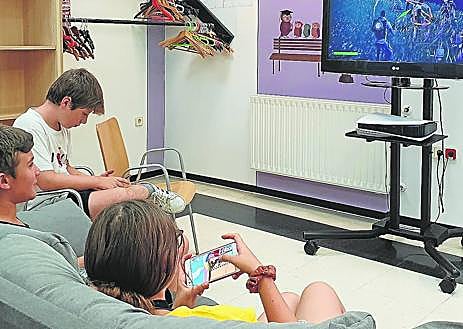 Imagen secundaria 1 - Experiencia. Bobi fue durante mucho tiempo usuario y ahora es monitor en el Centro Joven. | Videojuegos. Siempre es una opción que eligen en algún momento de su esrtancia en el centro. | Por la mañana. En verano es cuando está abierto, de lunes a viernes. Cuando comienza el curso escolar todo cambia.