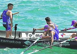Los remeros de la 'Sotera' desolados tras acabar últimos en Lekeitio.