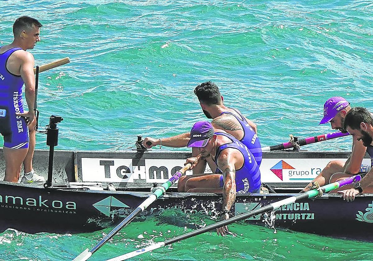 Los remeros de la 'Sotera' desolados tras acabar últimos en Lekeitio.