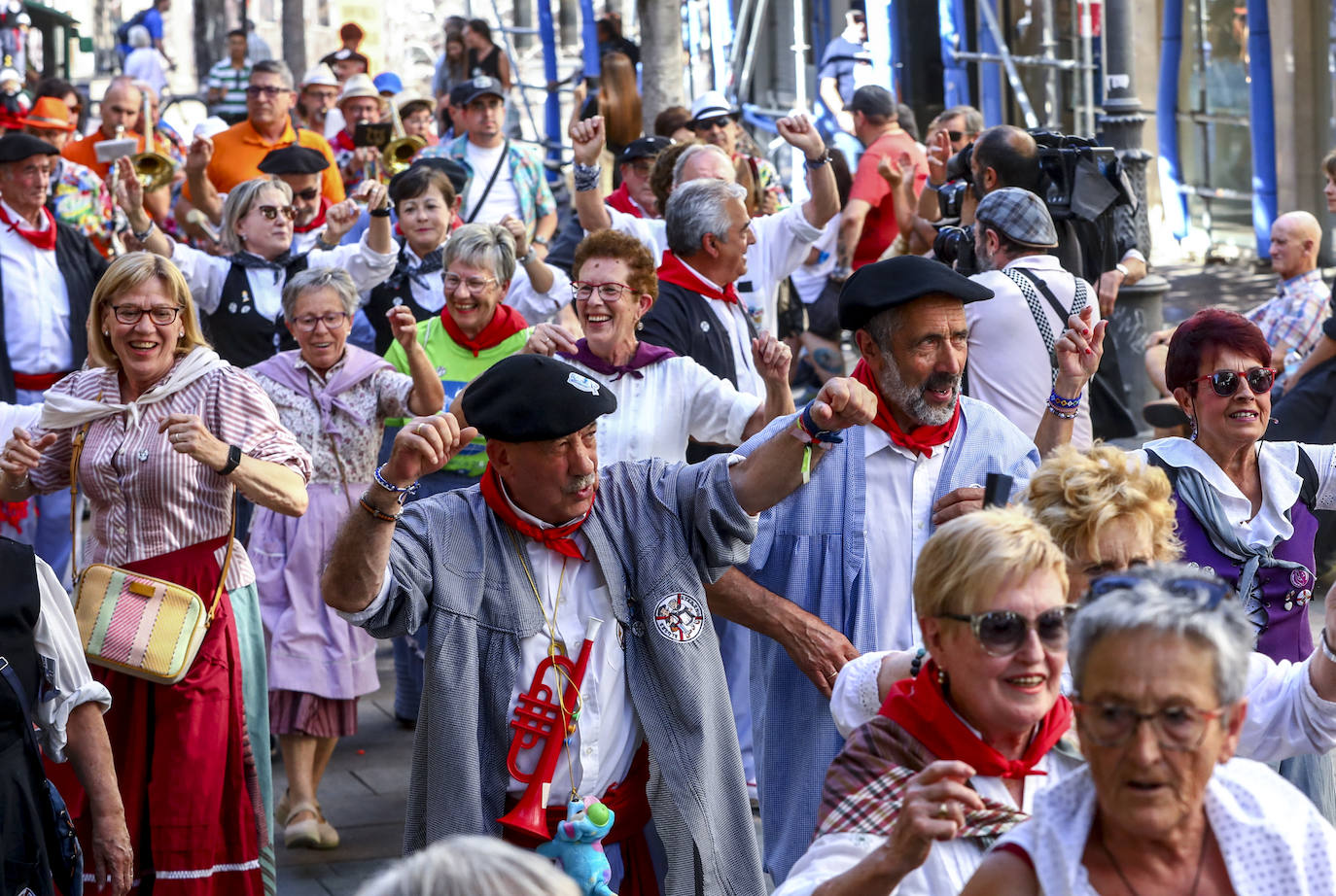 Los blusas y neskas veteranos toman el testigo festivo