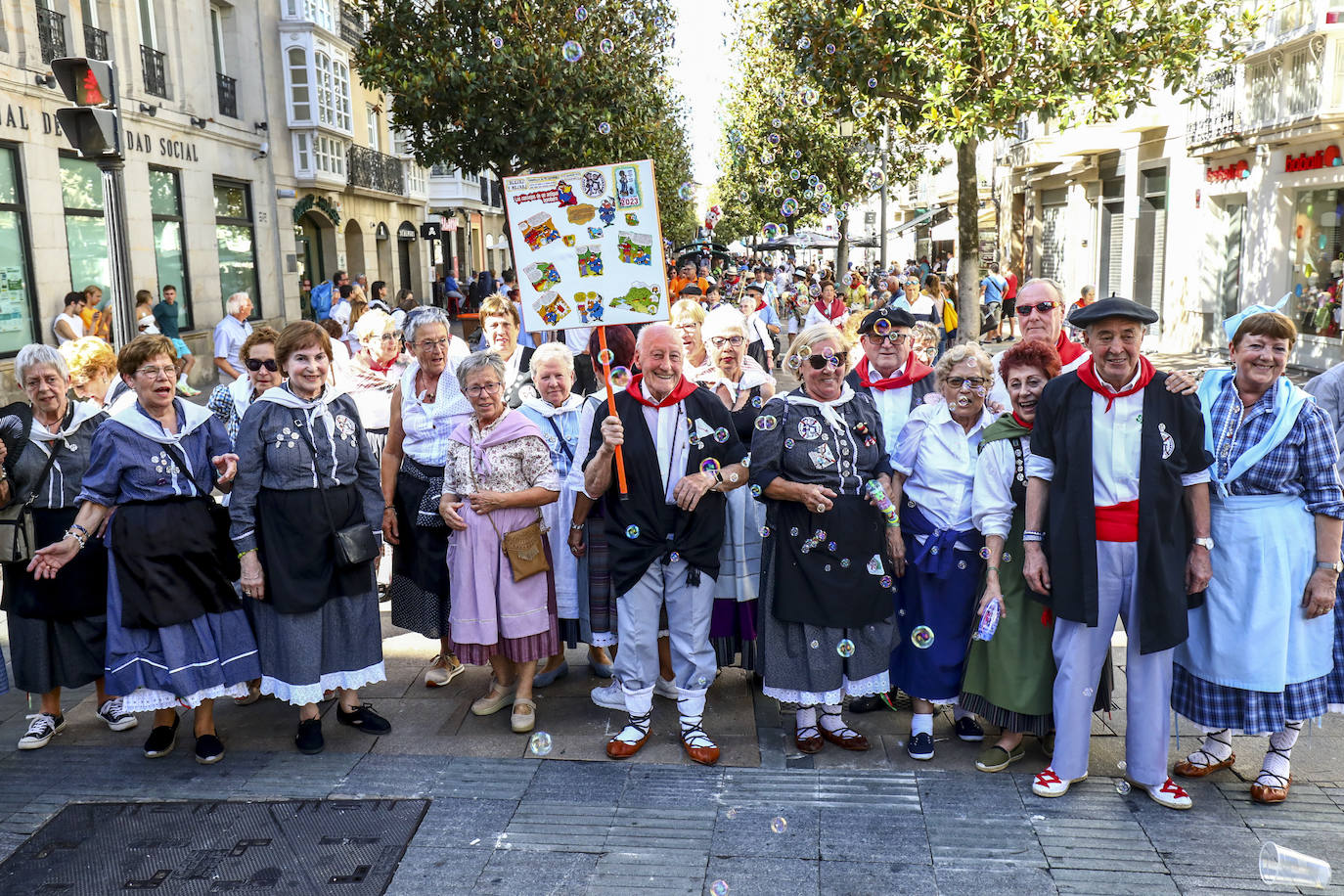 Los blusas y neskas veteranos toman el testigo festivo