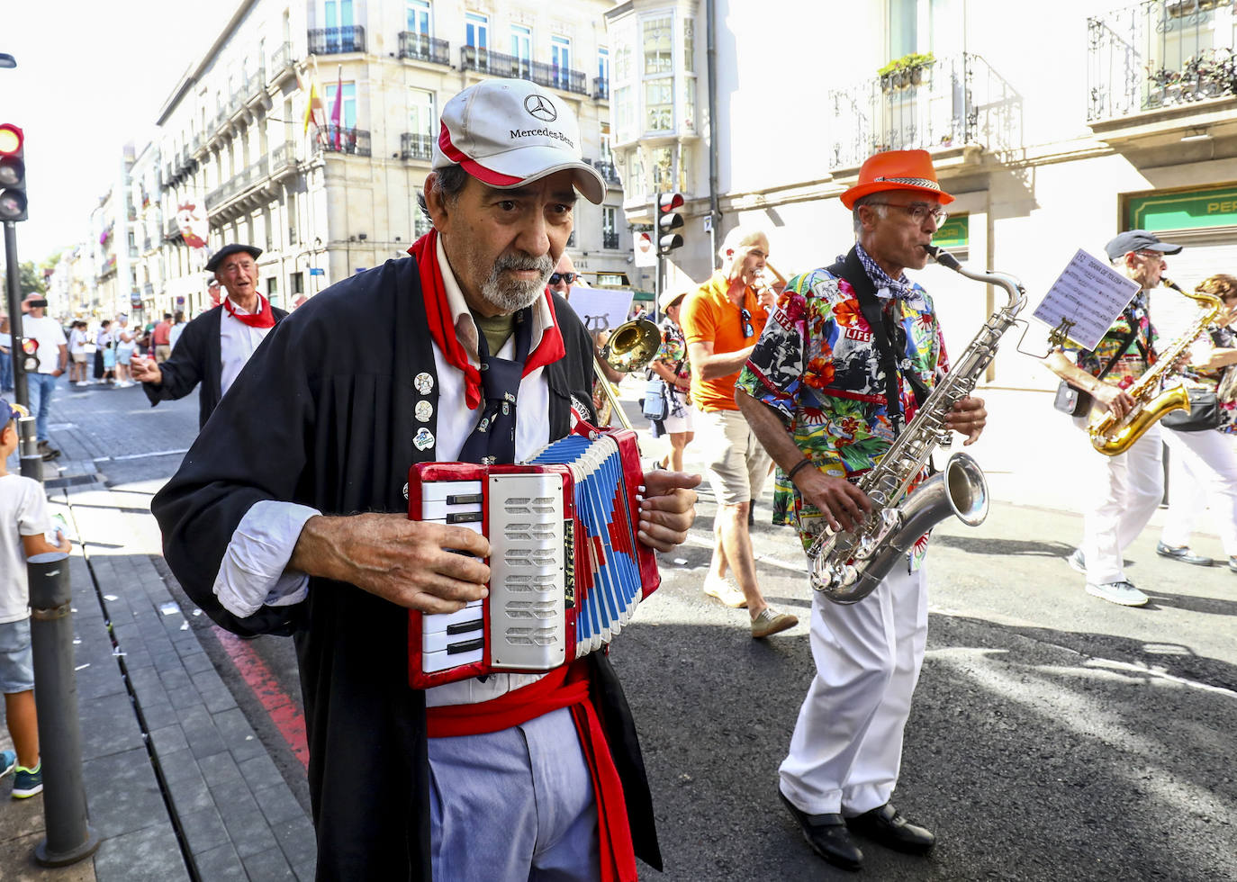 Los blusas y neskas veteranos toman el testigo festivo