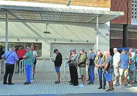 Un centenar de aficionados aguardaban a primera hora de la mañana para comprar una entrada para la feria de Aste Nagusia.