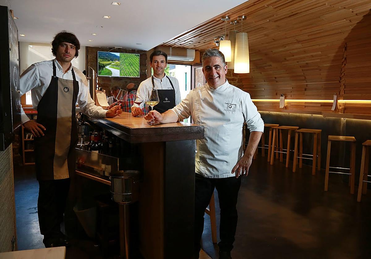 Los responsables de Taberna del Alameda posan en el local hondarribitarra.