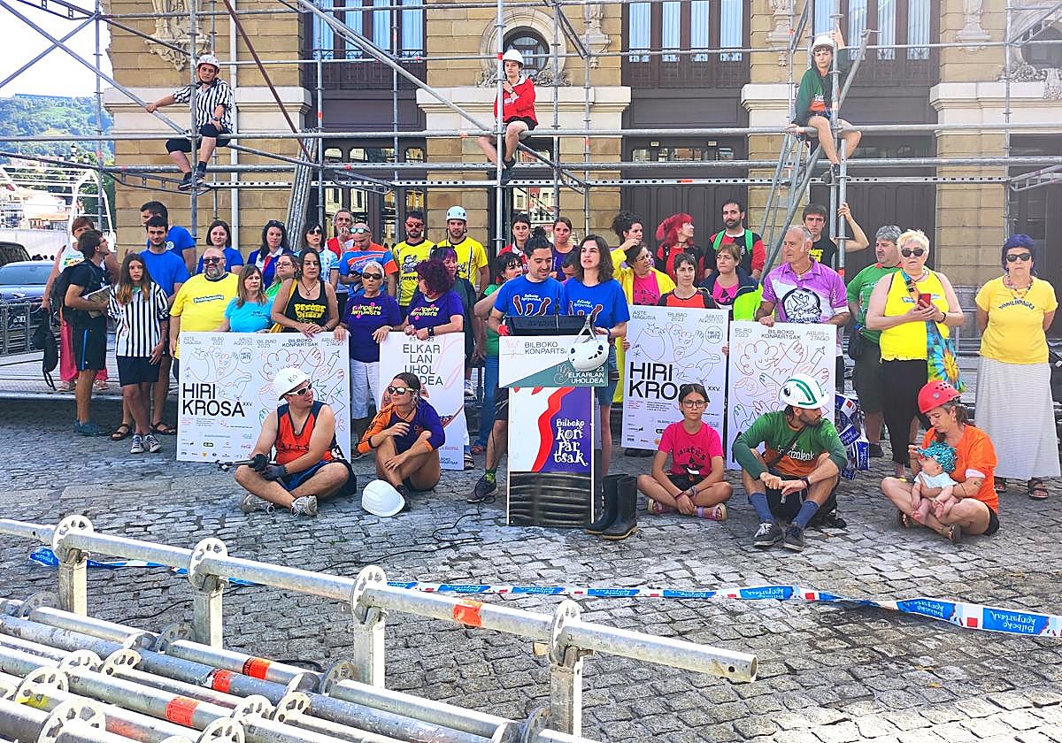 El grupo de Bilboko Konpartsak en la rueda de prensa en el Arenal