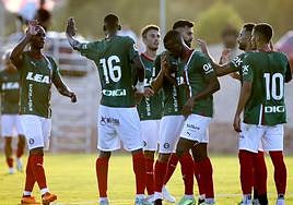 Los albiazules celebran el gol de Sylla en el amistoso contra el Tenerife jugado durante el stage.