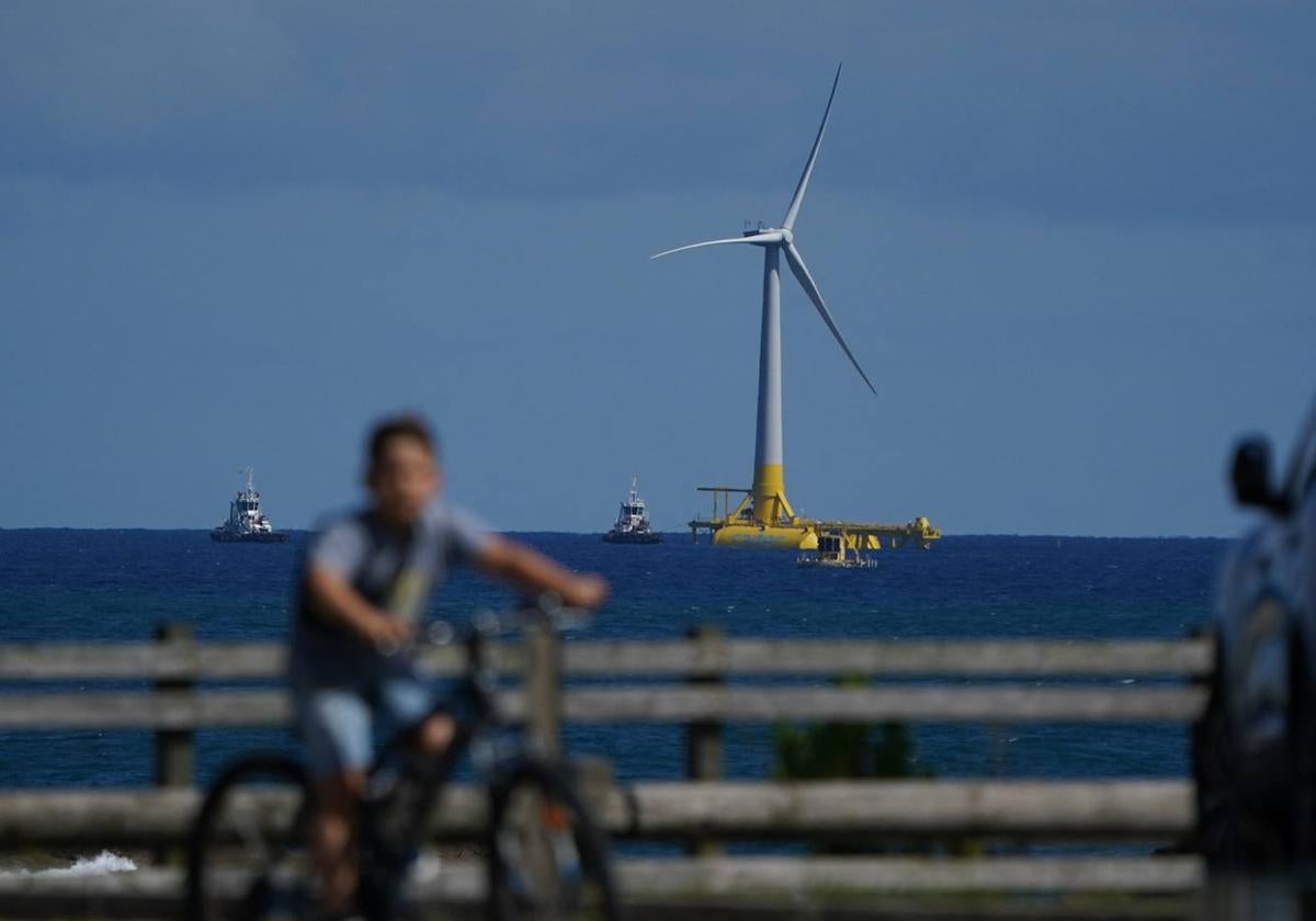 El molino y la base flotante patentada por Saitec, en una imagen tomada hace dos días, en la que se puede ver a varios barcos trabajando frente a Armintza.