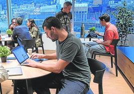 Jóvenes emprendedores en la Torre Bizkaia.