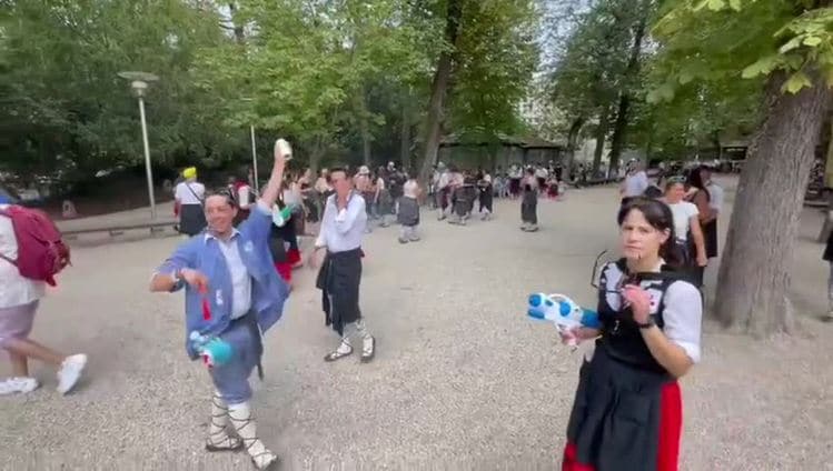 Guerra de agua entre blusas y neskas para sofocar el calor