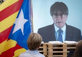 El expresidente de la Generalitat Carles Puigdemont, por videoconferencia, durante un mitin electoral de Junts.