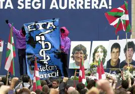 Acto celebrado en el año 2000 en Bilbao en homenaje a los cuatro etarras muertos al estallar en Bolueta el coche en el que trasladaban explosivos.