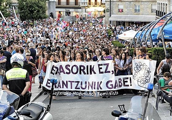 Manifestación en unas fiestas de Vitoria por una agresión sexual a una mujer.
