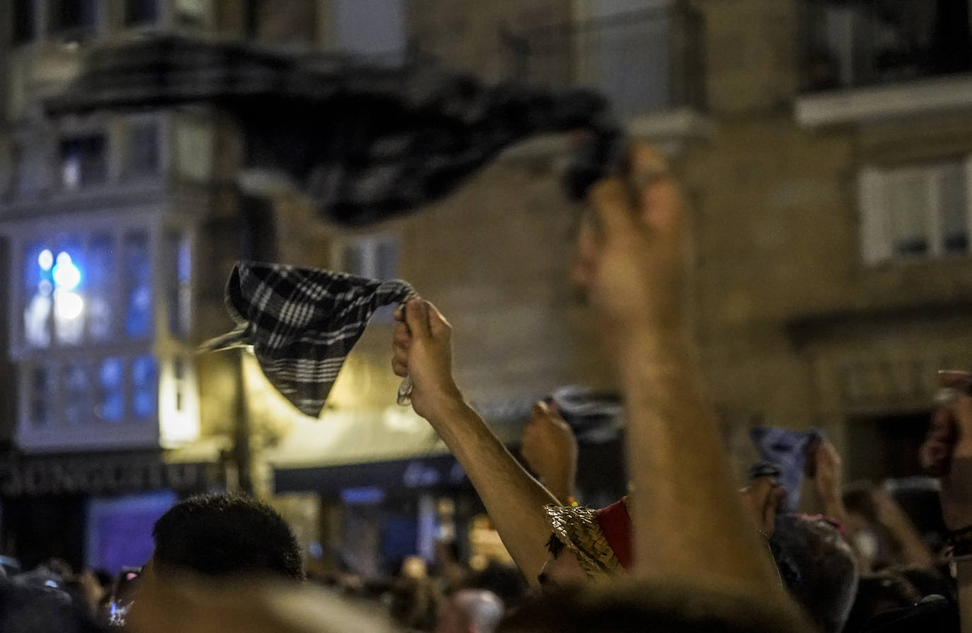 Una multitud despide a Celedón en su regreso a la torre de San Miguel