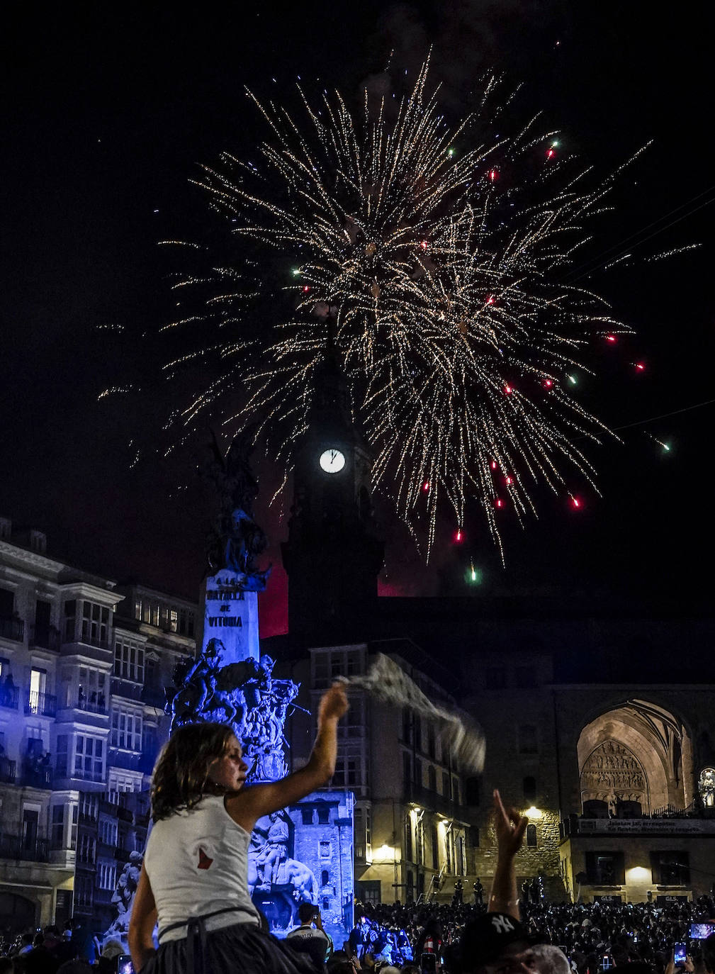 Una multitud despide a Celedón en su regreso a la torre de San Miguel