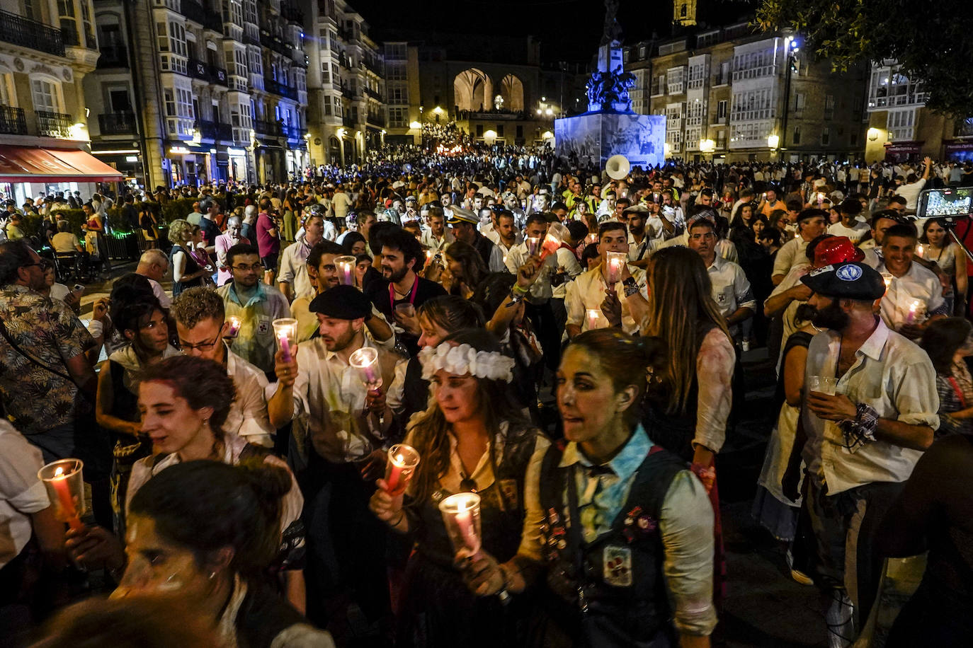 Una multitud despide a Celedón en su regreso a la torre de San Miguel