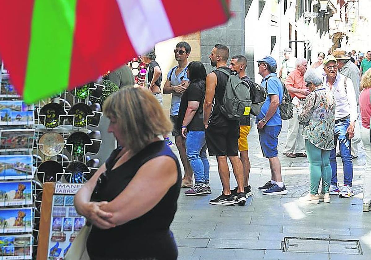 Un grupo de turistas en una calle del Casco Viejo de Bilbao.