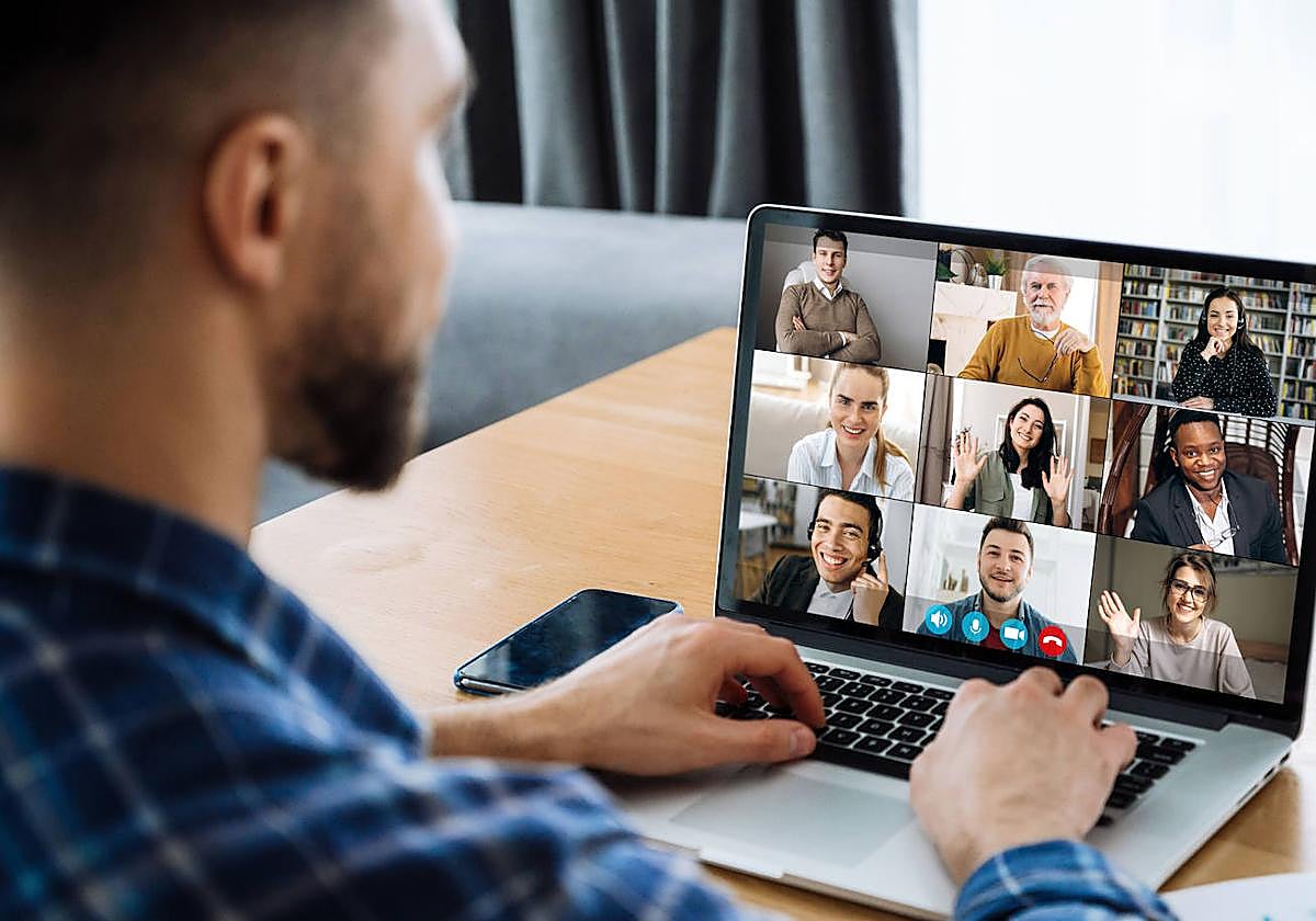 Un joven realiza una videoconferencia con otras personas.
