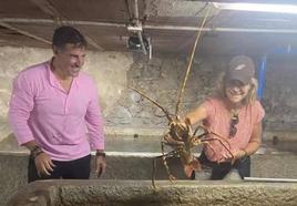 La infanta Elena 'pesca' una langosta en el vivero del hostelero Emérito Astuy, en Isla.