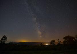 Una observación de perseidas durante la noche.