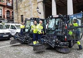Operarios junto a vehículos de limpieza en Bermeo, en una foto de archivo.