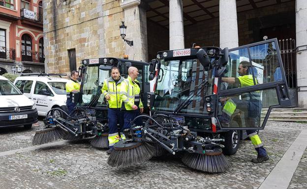 Operarios junto a vehículos de limpieza en Bermeo, en una foto de archivo.