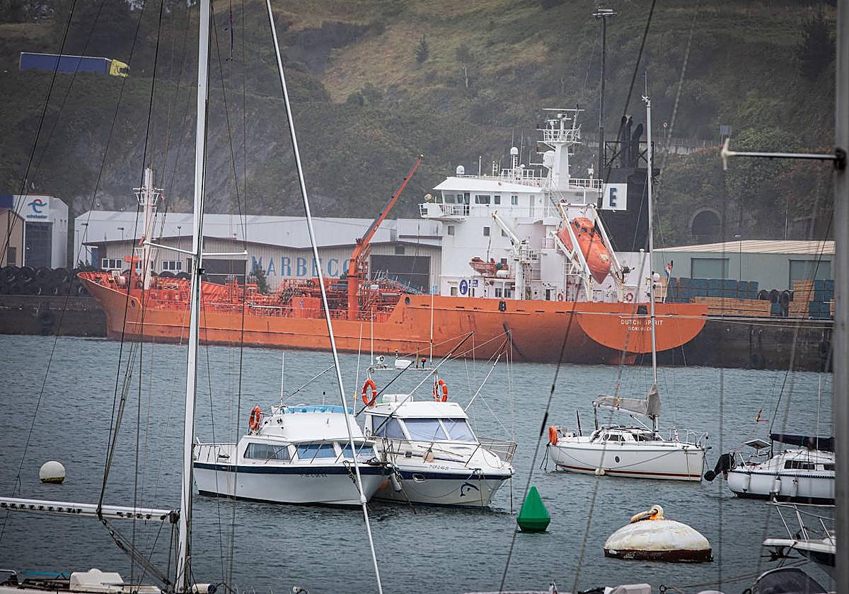 El buque 'Dutch Spirit' descargó agua potable en el puerto de Bermeo el año pasado.