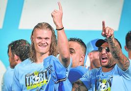 Los futbolistas del Manchester City celebran su victoria en el pasado campeonato.