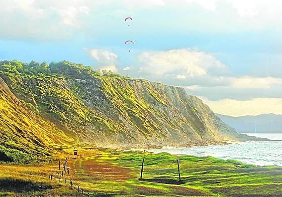 En esta playa aislada y agreste, dunas y acantilados dominan el paisaje.