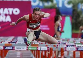 Laura Banko, en pleno salto en los 100 vallas que le dio el título absoluto.