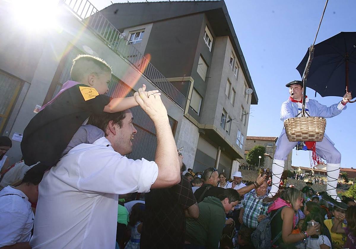 Nanclares de Oca respira expectación por ver la bajada del Brujo esta tarde.