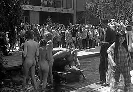 Un oficial de seguridad pide a varias personas desnudas que salgan del estanque del MOMA durante una performance de Kusama, a la derecha.