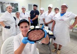 Patricia Tobías Velar, gerente de la conservera castreña Mª Asun Velar, con los trabajadores, en su mayoría mujeres que filetean, soban y envasan las anchoas del Cantábrico y otras exquisiteces de la mar.