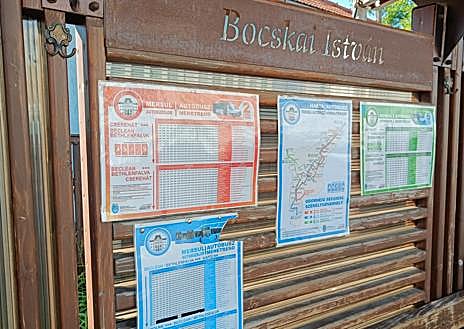 Imagen secundaria 1 - La terrza de un bar de la ciudad. Horarios de autobuses en húngaro. La bandera de los sículos.