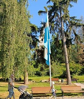 Imagen secundaria 2 - La terrza de un bar de la ciudad. Horarios de autobuses en húngaro. La bandera de los sículos.