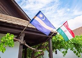 A la izquierda, la bandera de los sículos, y a la derecha la húngara.