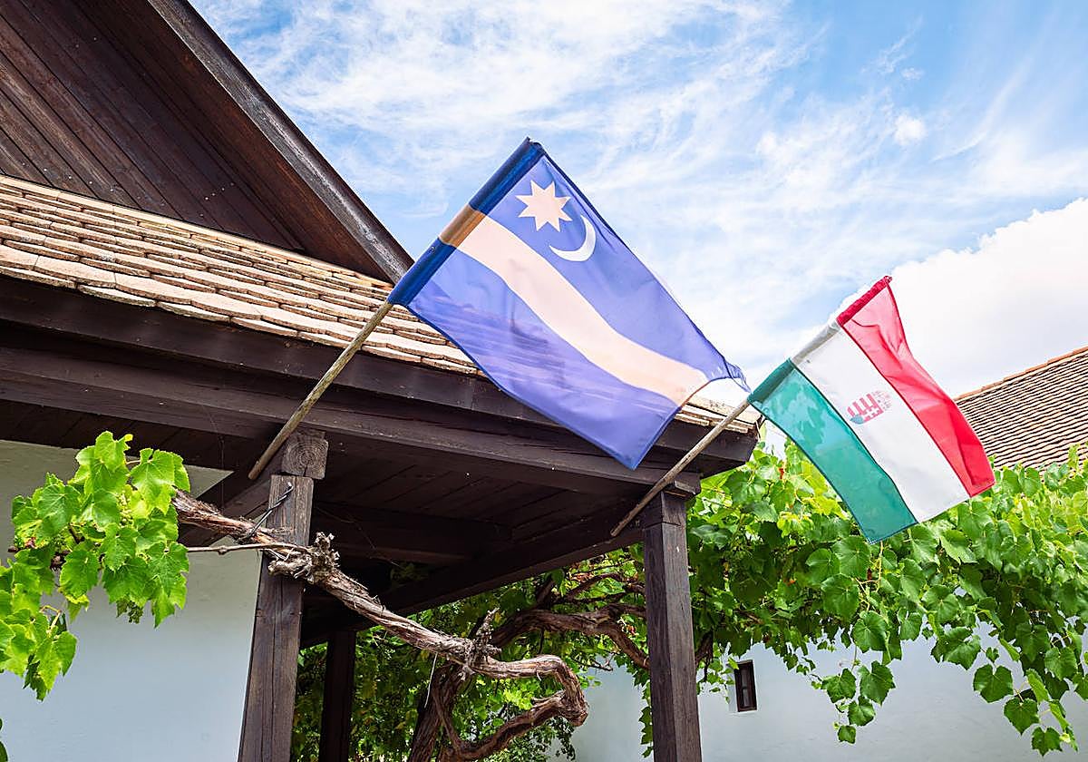 A la izquierda, la bandera de los sículos, y a la derecha la húngara.