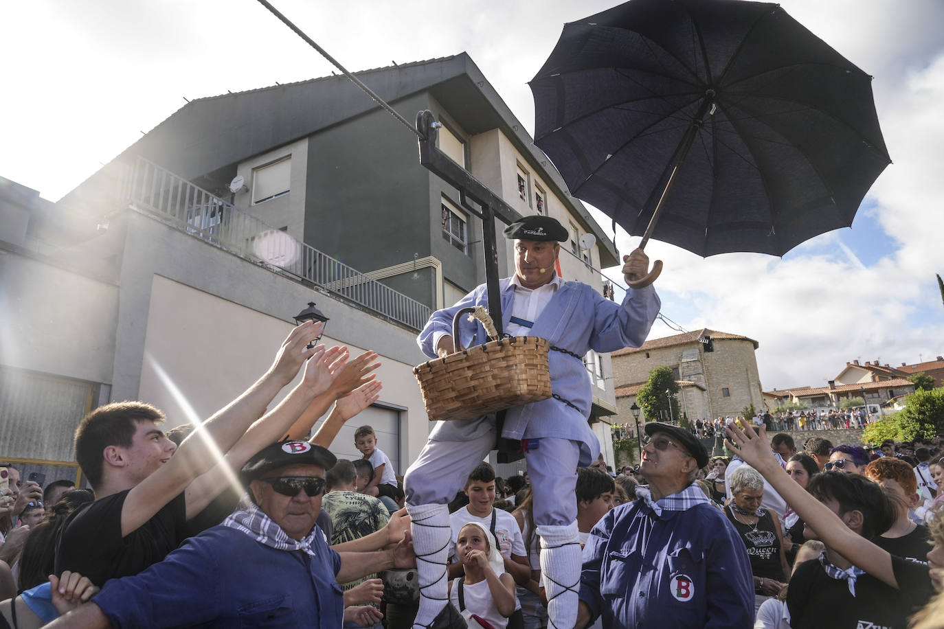 La Bajada del Brujo en Nanclares de la Oca, en imágenes