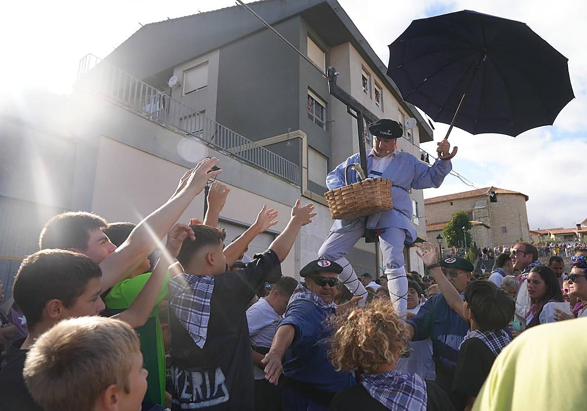 La Bajada del Brujo, un personaje inspirado en Celedón que da el pistoletazo de salida a las fiestas.