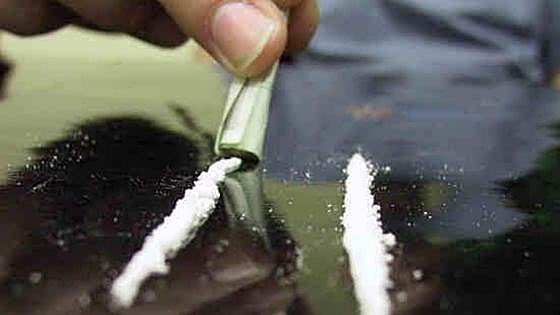 Un hombre se enfrenta a una multa de 3.000 euros tras pedir a unos policías que le sujetaran una bolsa de cocaína