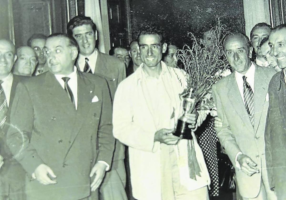 Jesús Loroño recibido por las autoridades en el Ayuntamiento de Bilbao, en julio de 1953.